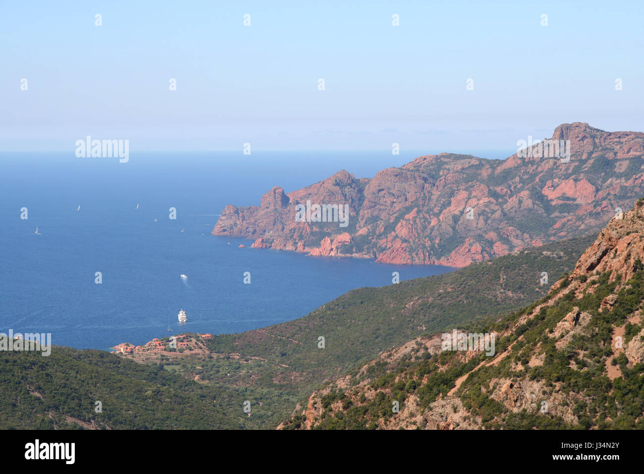 In arenaria rossa e rocce cristalline acque del la riserva naturale di Scandola sulla costa incontaminata della Corsica, Francia. Foto Stock