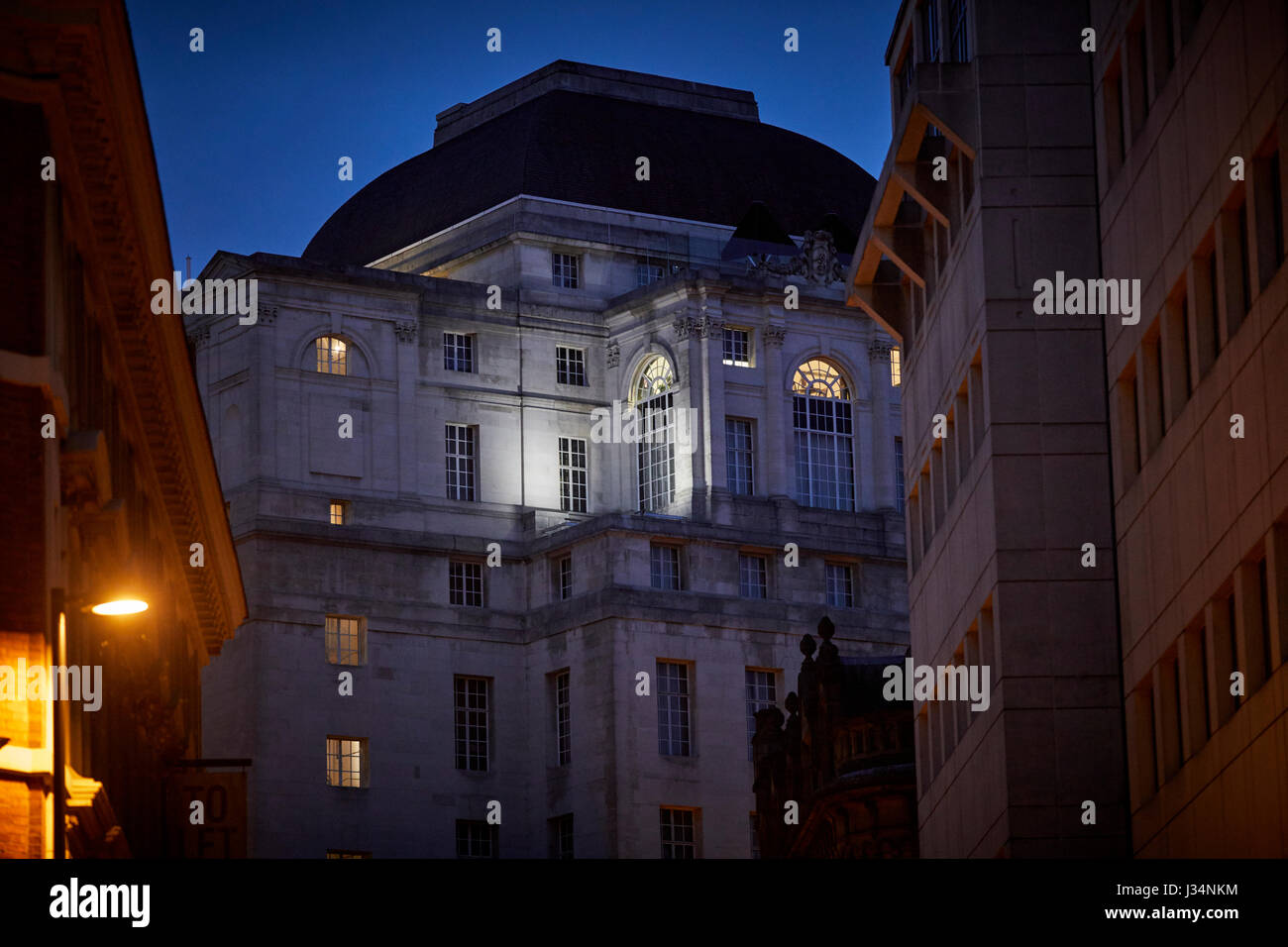 Il centro città di Manchester la mattina presto Gotham City Hotel imponente ex bank building off King Street, progettato da Edwin Lutyens Foto Stock