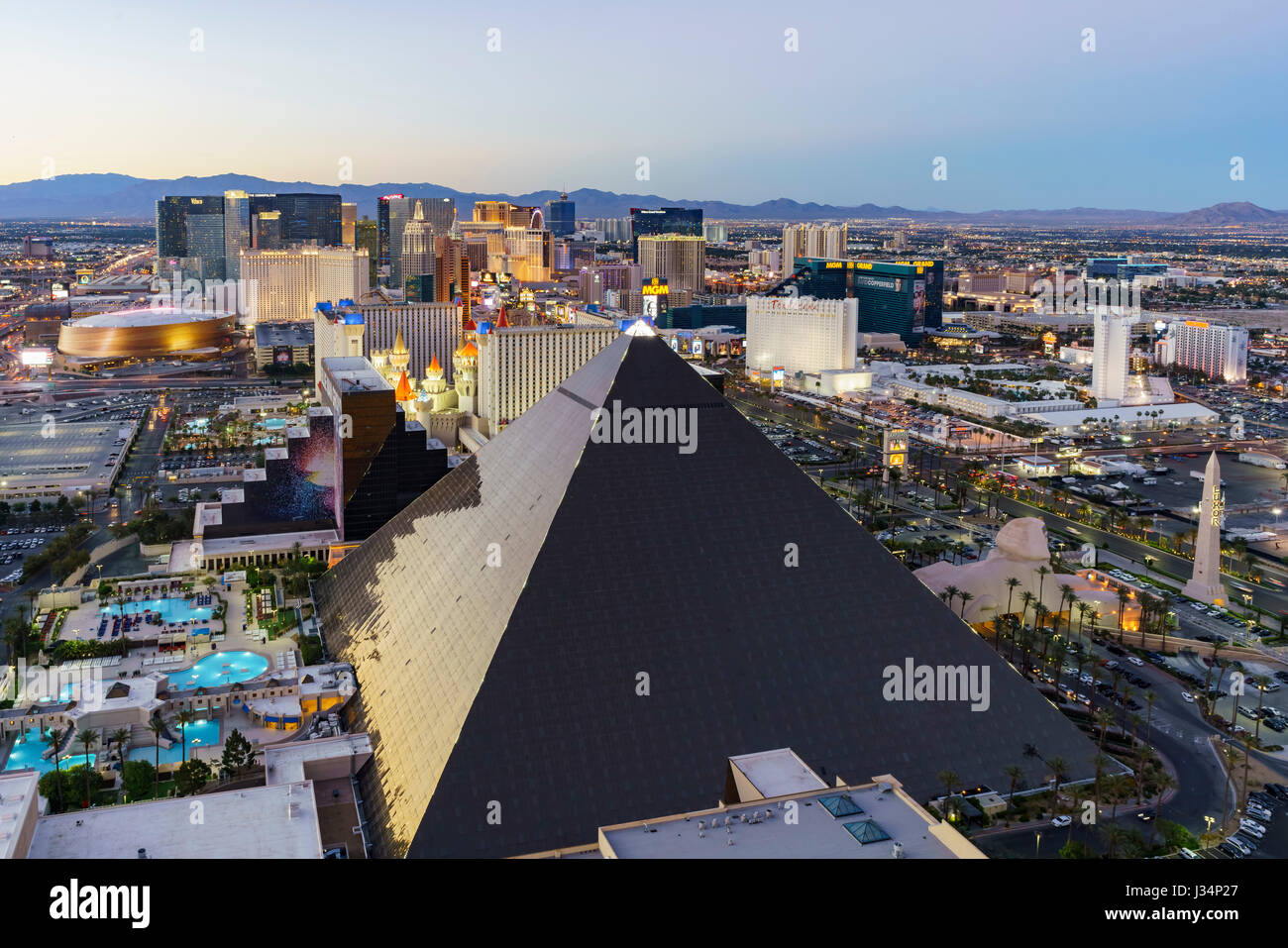 Las Vegas, Apr 29: splendido tramonto veduta aerea della Strip di Las Vegas e casinò il Apr 29, 2017 a Skyfall Lounge, Mandalay Bay, Nevada Foto Stock