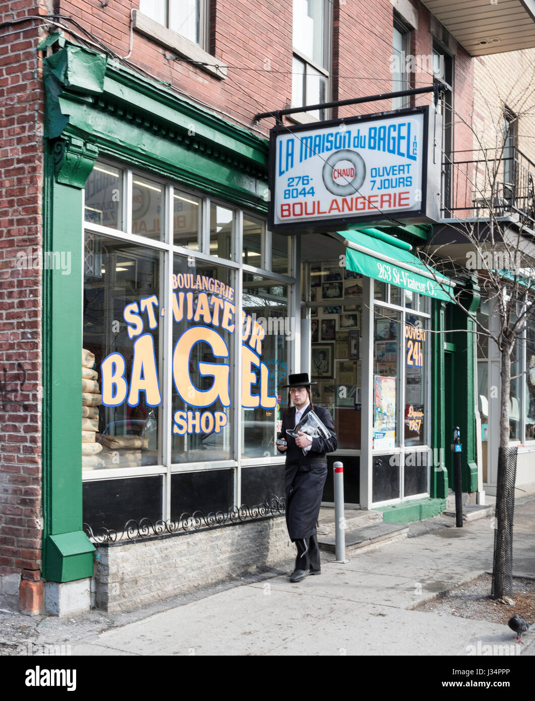 Montreal, Quebec, Canada - 28 Aprile 2017: ebreo Hasidic passeggiate nella parte anteriore del famoso St Viateur Bagel Bakery Foto Stock