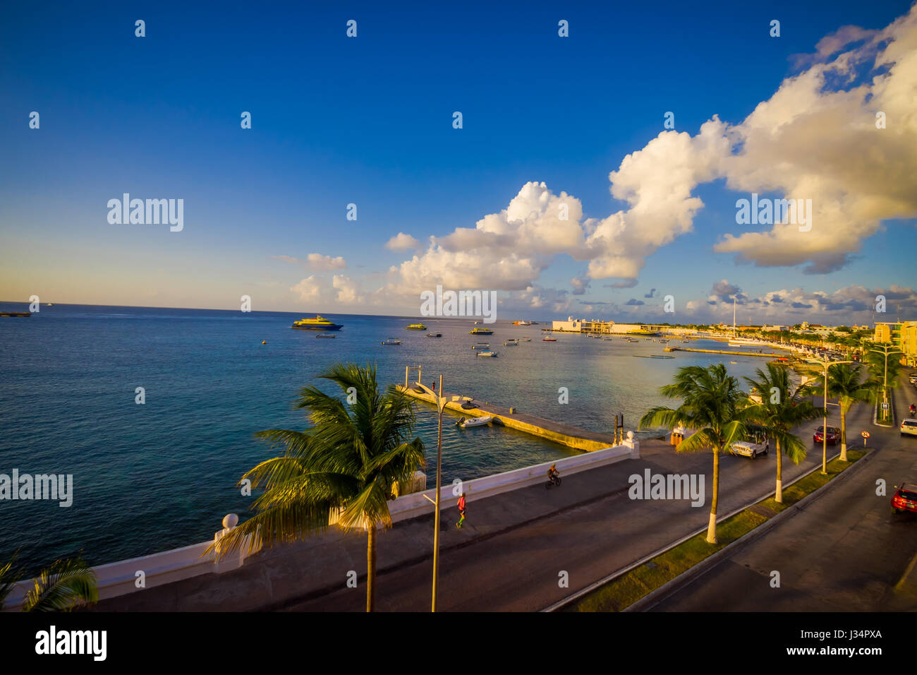 Il molo di Cozumen Isola, di solito la gente cammina intorno e godere la vista. Bel tramonto Foto Stock