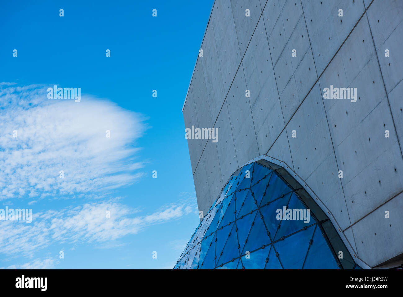 Le onde del mare sulle rocce al Cliff Walk in Rhode Island Foto Stock