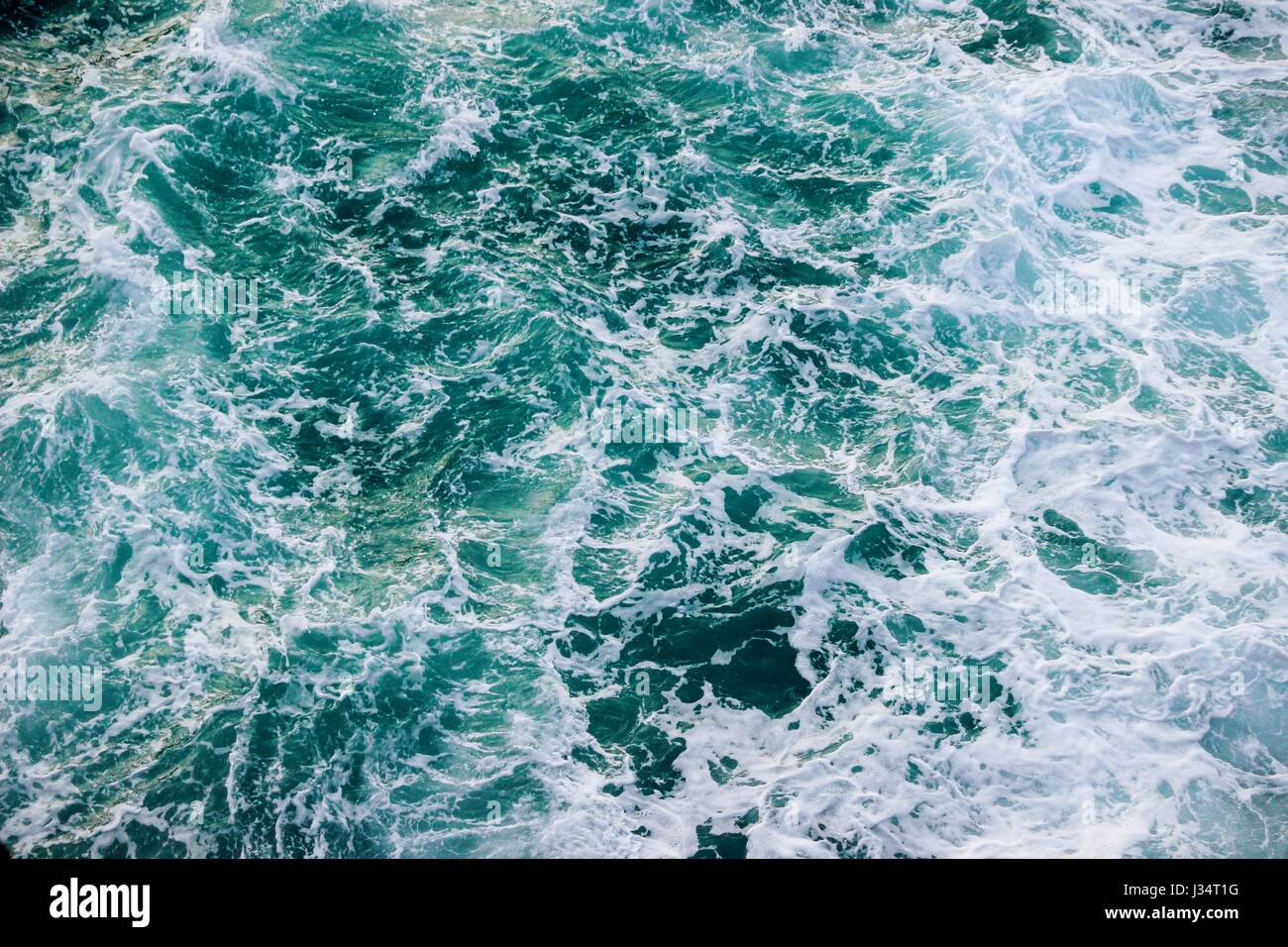 Schiumoso acqua di mare sotto le scogliere di spagnolo costa settentrionale Foto Stock