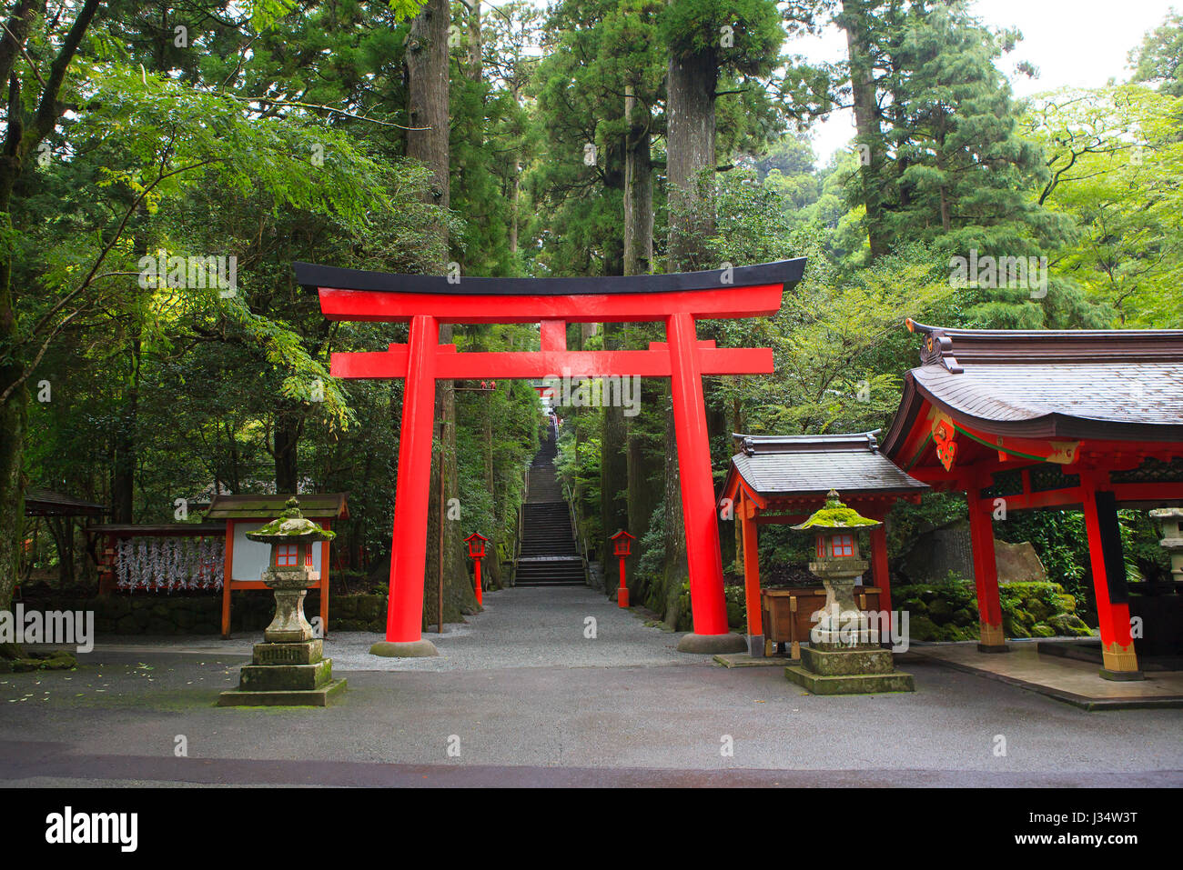 Santuario di hakone (tempio) giapponese sacrario scintoista ingresso accanto al lago Ashi Tokyo Giappone importante destiantion turistiche da visitare Foto Stock