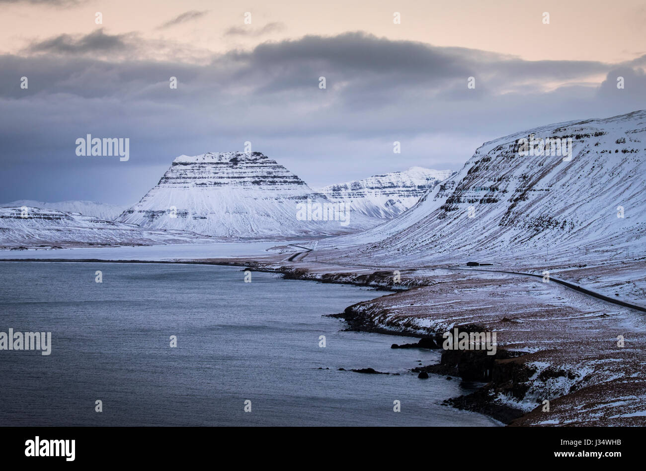 Islanda - CIRCA NEL MARZO 2015: percorso di avvolgimento 1 oltre la penisola di Snaefellsness in Islanda. Foto Stock