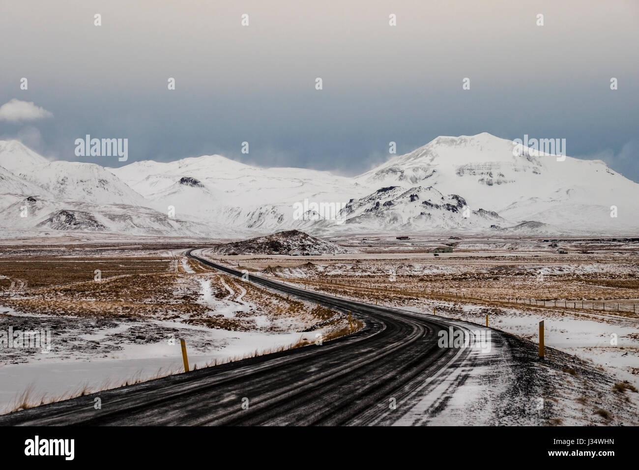 Islanda - CIRCA NEL MARZO 2015: percorso di avvolgimento 1 oltre la penisola di Snaefellsness in Islanda. Foto Stock