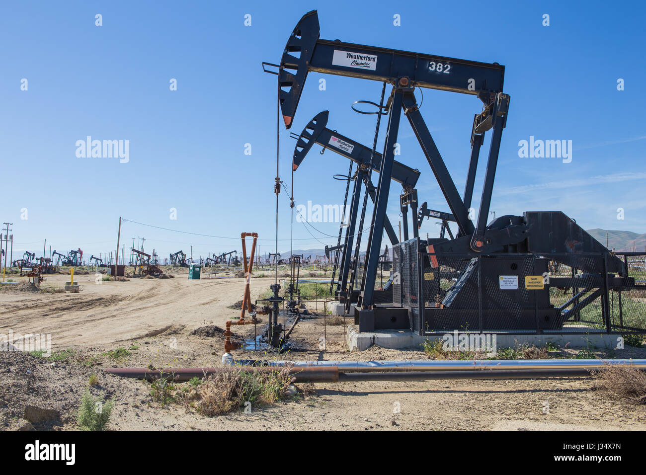 Annuendo asini o un fascio a piedi in Taft California sono overground rigidi per una pompa a immersione in un foro di trivellazione utilizzato per sollevare il petrolio da pozzi di petrolio Foto Stock