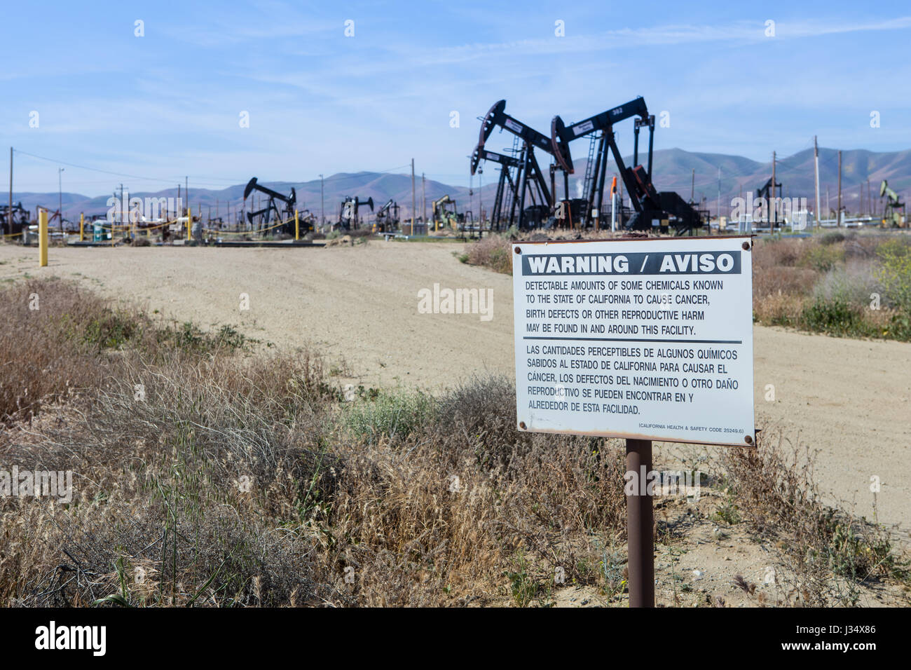 Annuendo asini o un fascio a piedi in Taft California sono overground rigidi per una pompa a immersione in un foro di trivellazione utilizzato per sollevare il petrolio da pozzi di petrolio Foto Stock