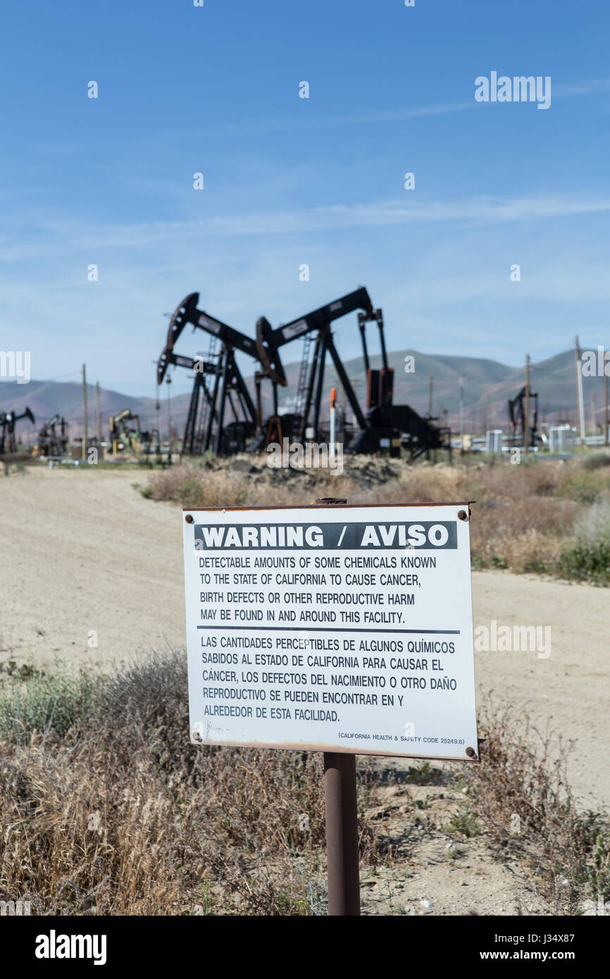 Annuendo asini o un fascio a piedi in Taft California sono overground rigidi per una pompa a immersione in un foro di trivellazione utilizzato per sollevare il petrolio da pozzi di petrolio Foto Stock