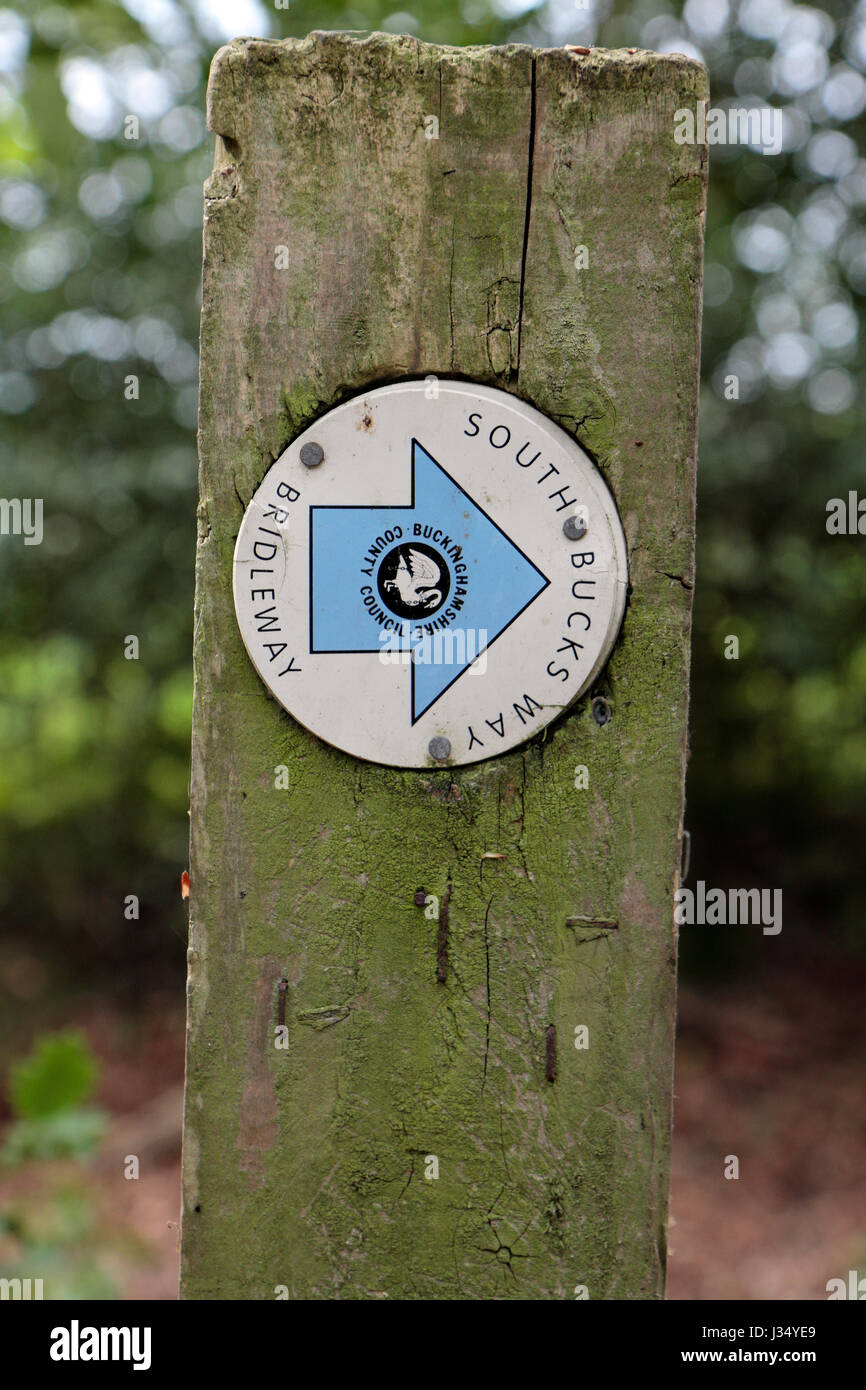 Sud Bucks Bridleway sentiero pubblico segno su un posto vicino a Wendover, Bucks, Regno Unito. Foto Stock