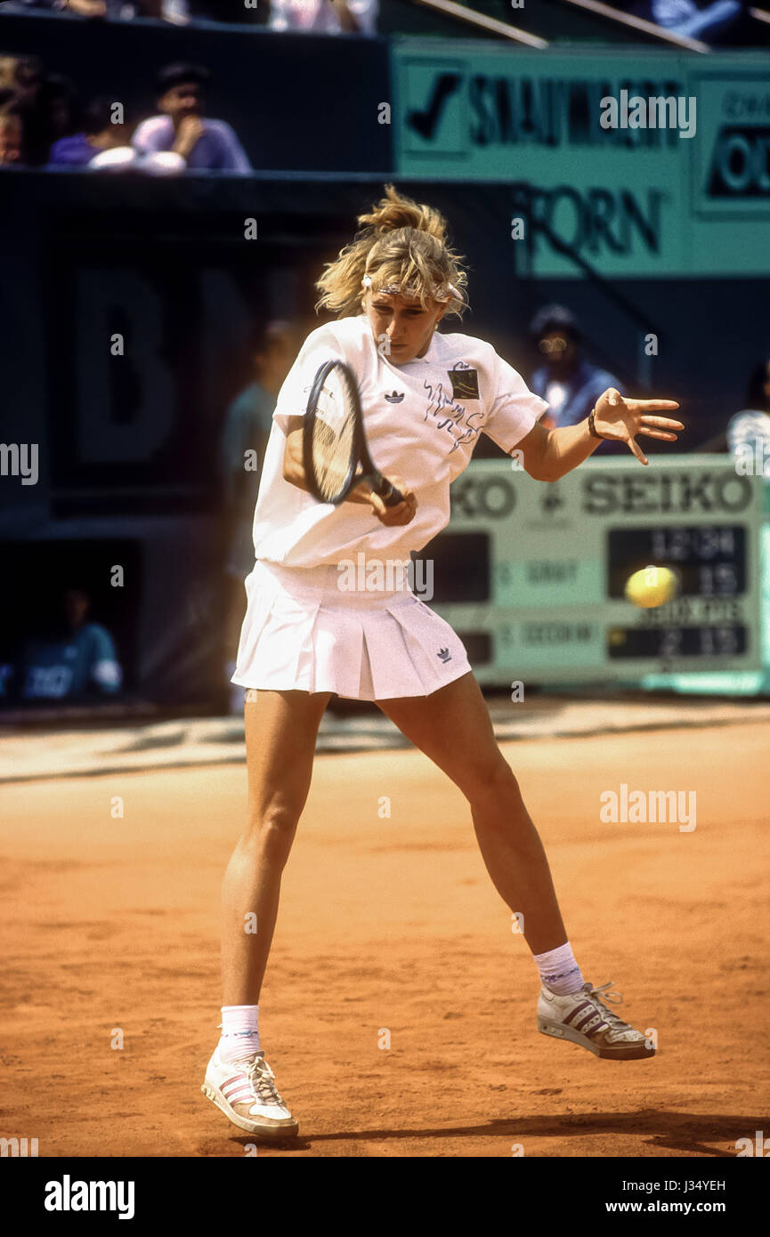 Steffi Graf (GER) competono al 1990 francesi aperti. Foto Stock