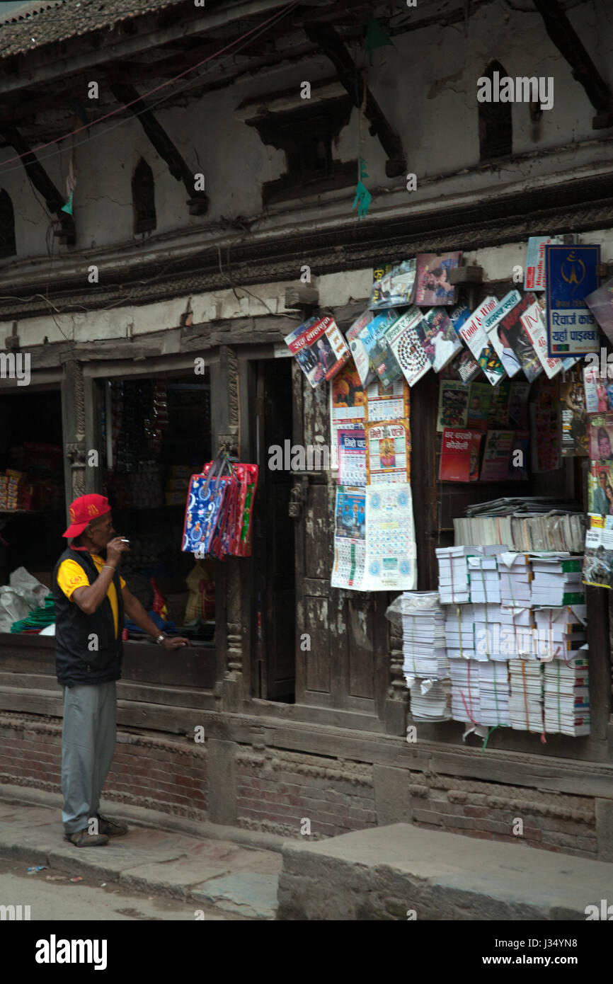 Aprire fronteggiata nelle edicole di giornali in una strada Patan, Kathmandu, Nepal Foto Stock