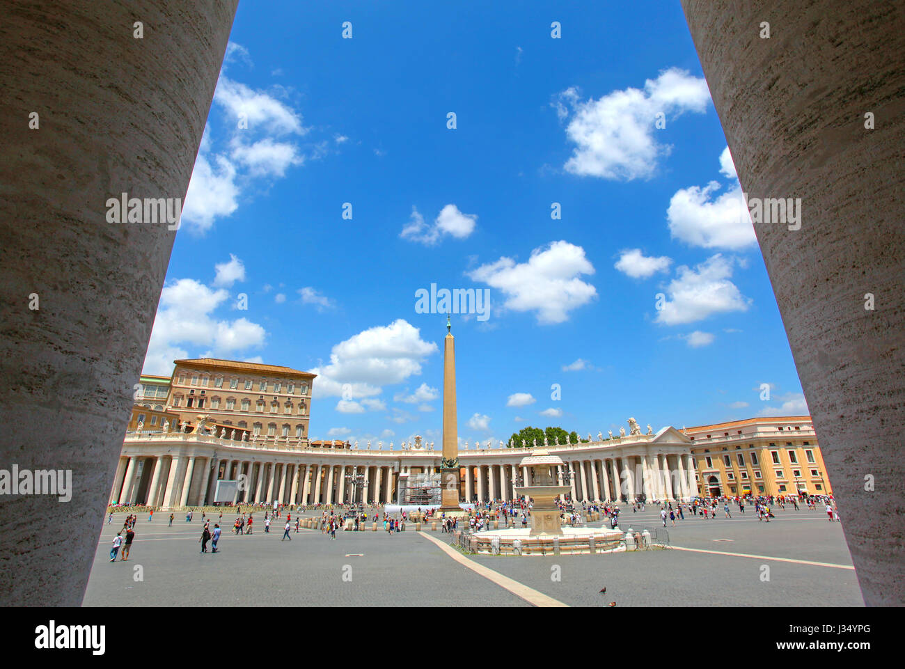 Tra i colonnati. Piazza San Pietro e Città del Vaticano. Roma, Italia. Foto Stock