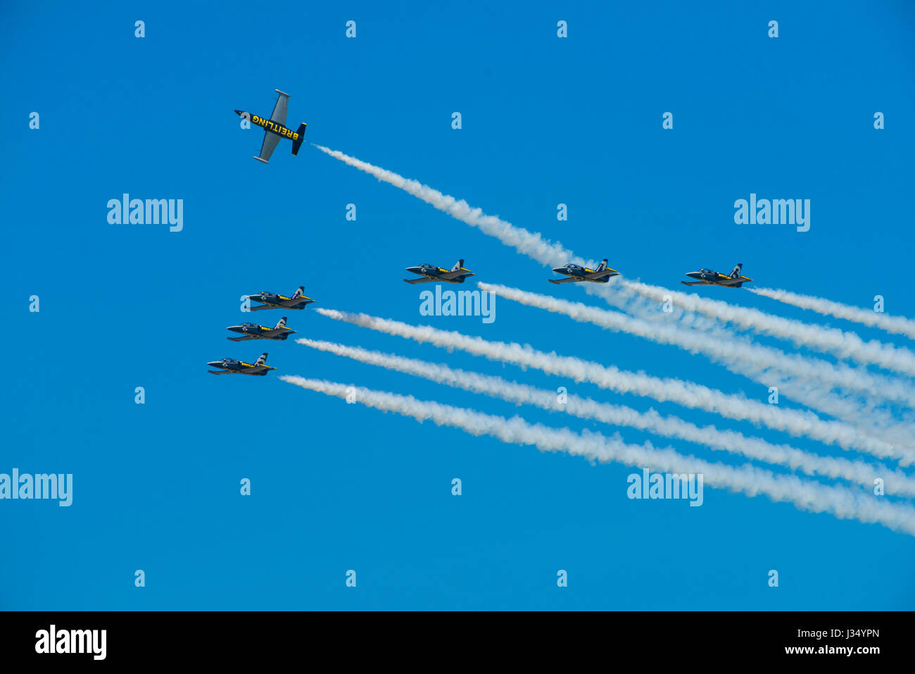 Le onde del mare sulle rocce al Cliff Walk in Rhode Island Foto Stock