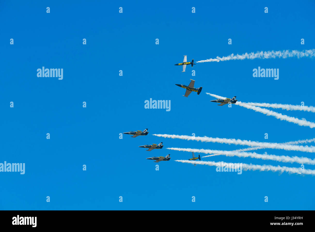 Le onde del mare sulle rocce al Cliff Walk in Rhode Island Foto Stock