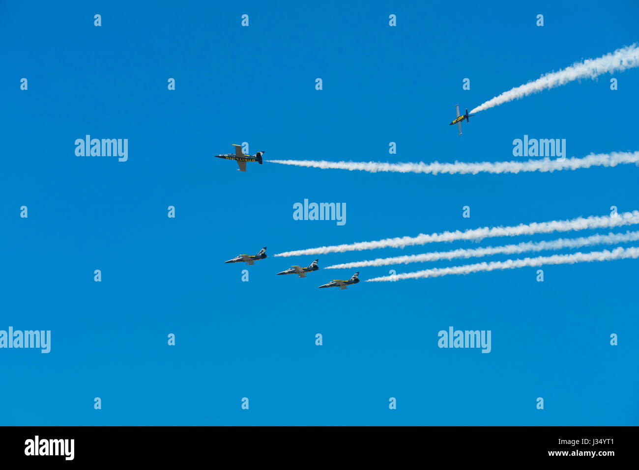 Le onde del mare sulle rocce al Cliff Walk in Rhode Island Foto Stock