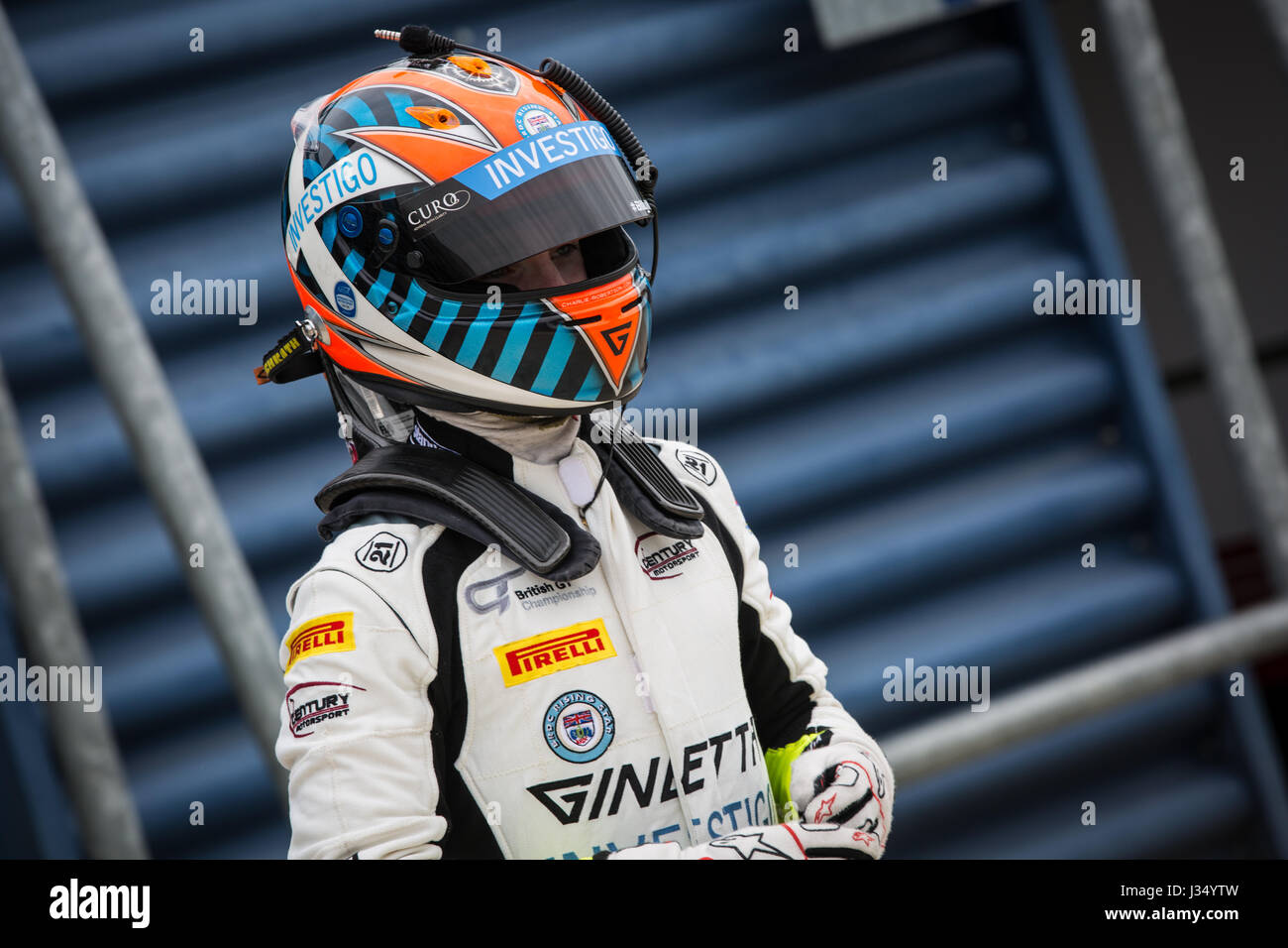 Charlie Robertson opere Ginetta driver in pit lane a Rockingham Speedway durante il British GT Foto Stock