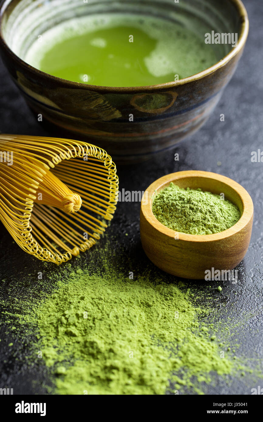 Verde matcha Polvere di tè con frusta di bambù , cucchiaio e ciotola.  Preparazione del Tè accessori Foto stock - Alamy