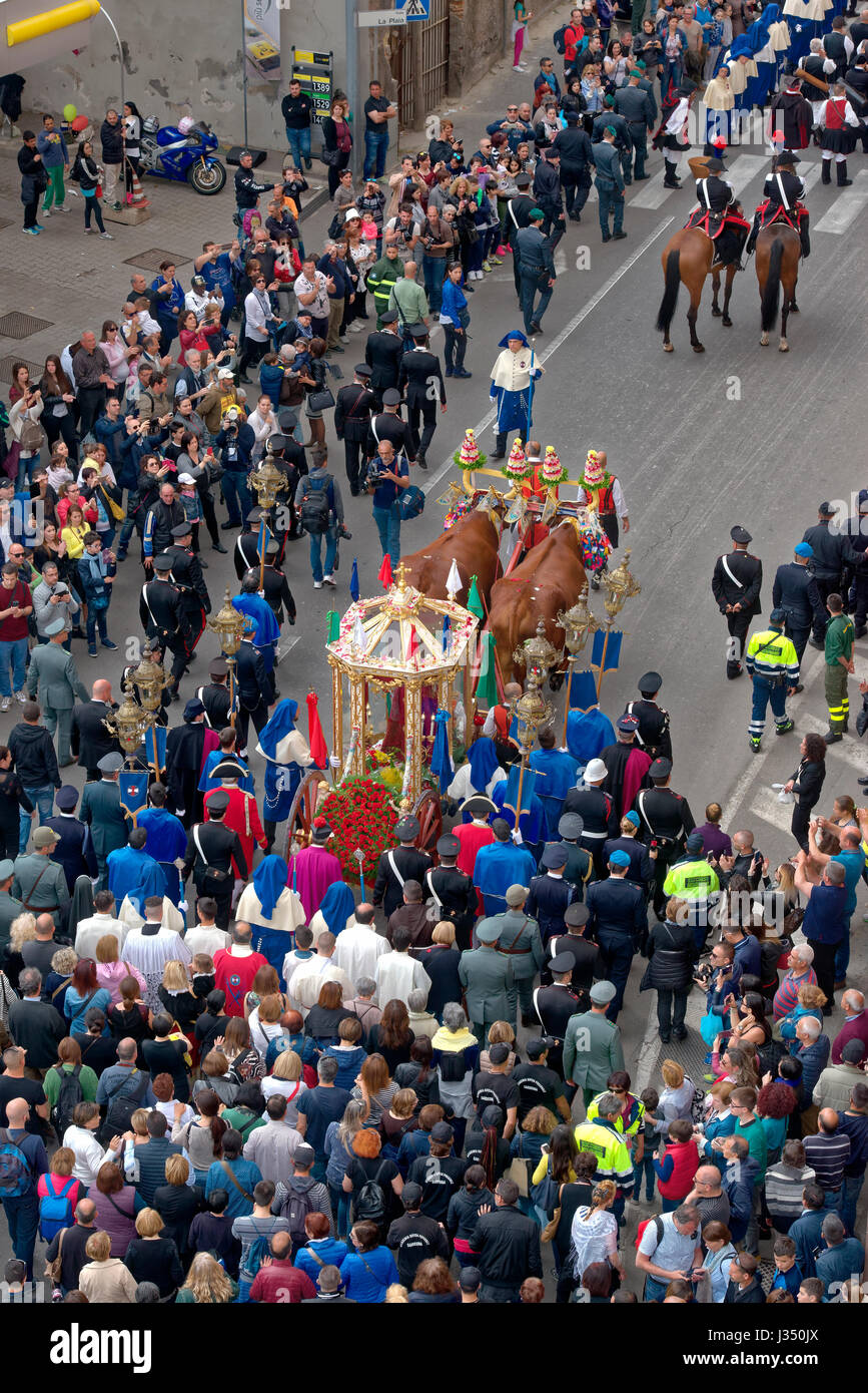 Cagliari, Italia - 1 Maggio 2017: processione religiosa di Sat Efisio - Sardegna - Parata dei sardi costumi tradizionali. Pellegrini da sopra. Foto Stock