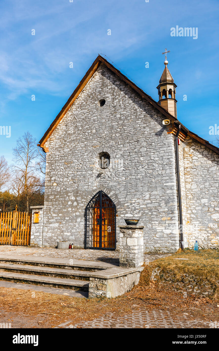 Piccola chiesa sulla Jura Krakowsko Czestochowska in Polonia Foto Stock