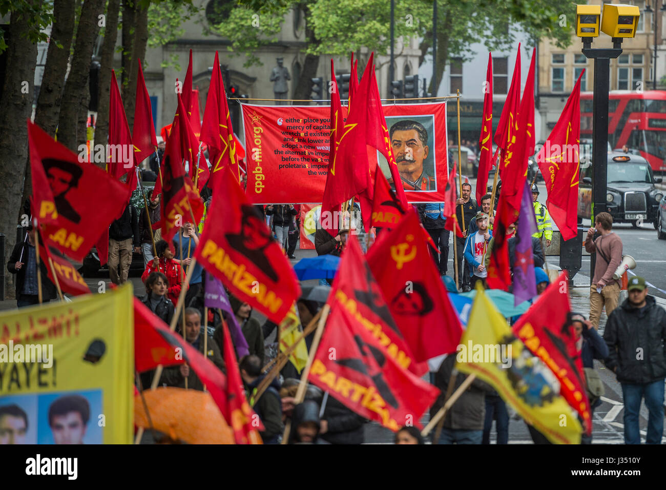 I membri del Partito Comunista della Gran Bretagna mostrare solidarietà - egli può giorno marzo da Clerkenwell Green terminante con un rally in Trafalgar Square - contro i tagli e anti "Commercio Unione legislazioni. Essa è stata sostenuta da diversi sindacati compresi unite, PC, ASLEF, RMT, TSSA, DADO FBU, GMB e di Unison come pure i popoli di assemblaggio, i pensionati" le organizzazioni e le organizzazioni che rappresentano i lavoratori migranti e comunità. Foto Stock