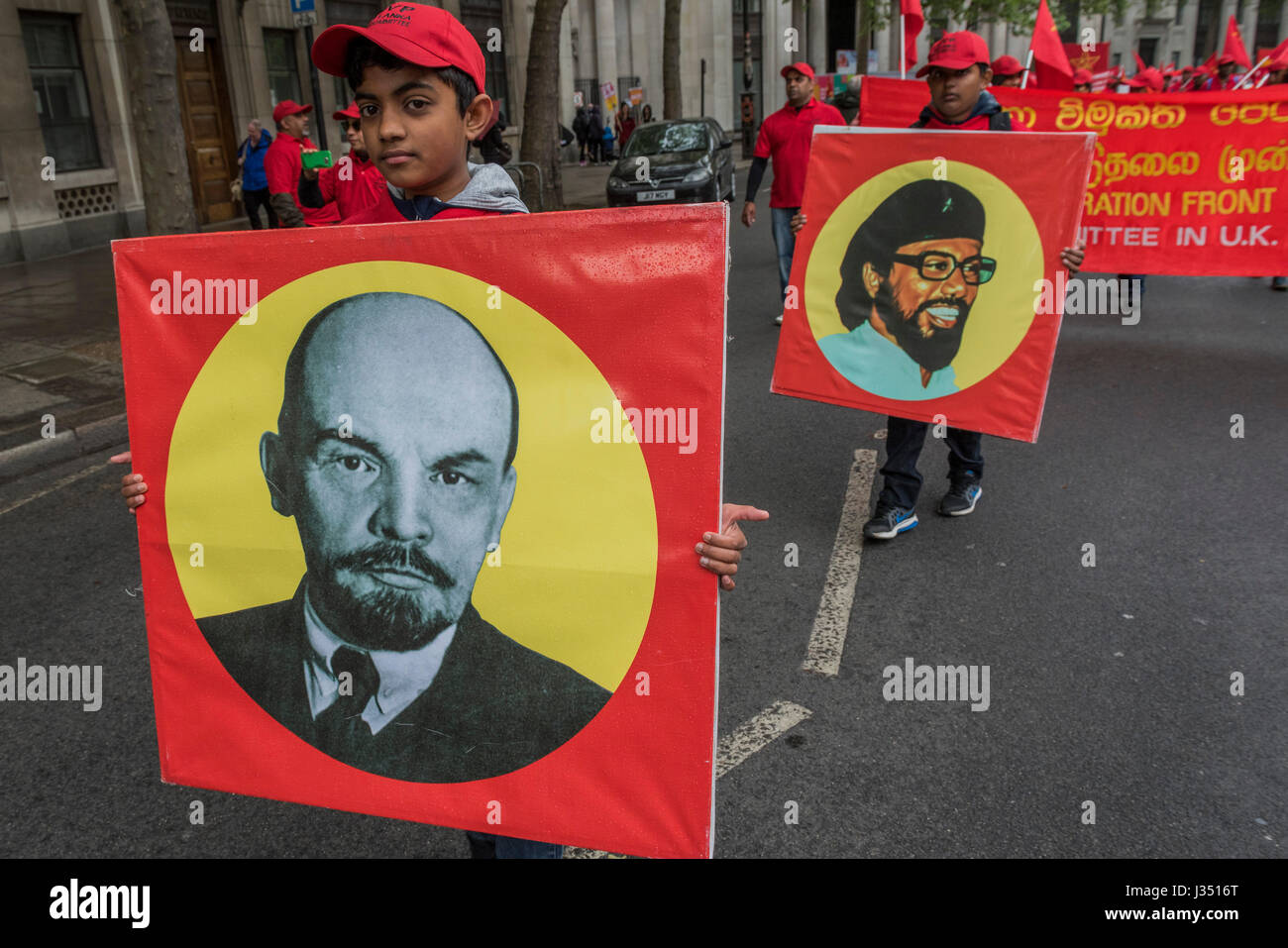 I membri dei popoli Liberation Front (JVP) - Il giorno di maggio marzo da Clerkenwell Green terminante con un rally in Trafalgar Square - contro i tagli e anti "Commercio Unione legislazioni. Altoparlanti inclusi John McDonnell MP, Mark Serwotka PC Segretario generale e dado KiriTunks vicepresidente. Essa è stata sostenuta da diversi sindacati compresi unite, PC, ASLEF, RMT, TSSA, DADO FBU, GMB e di Unison come pure i popoli di assemblaggio, i pensionati" le organizzazioni e le organizzazioni che rappresentano i lavoratori migranti e comunità. Foto Stock