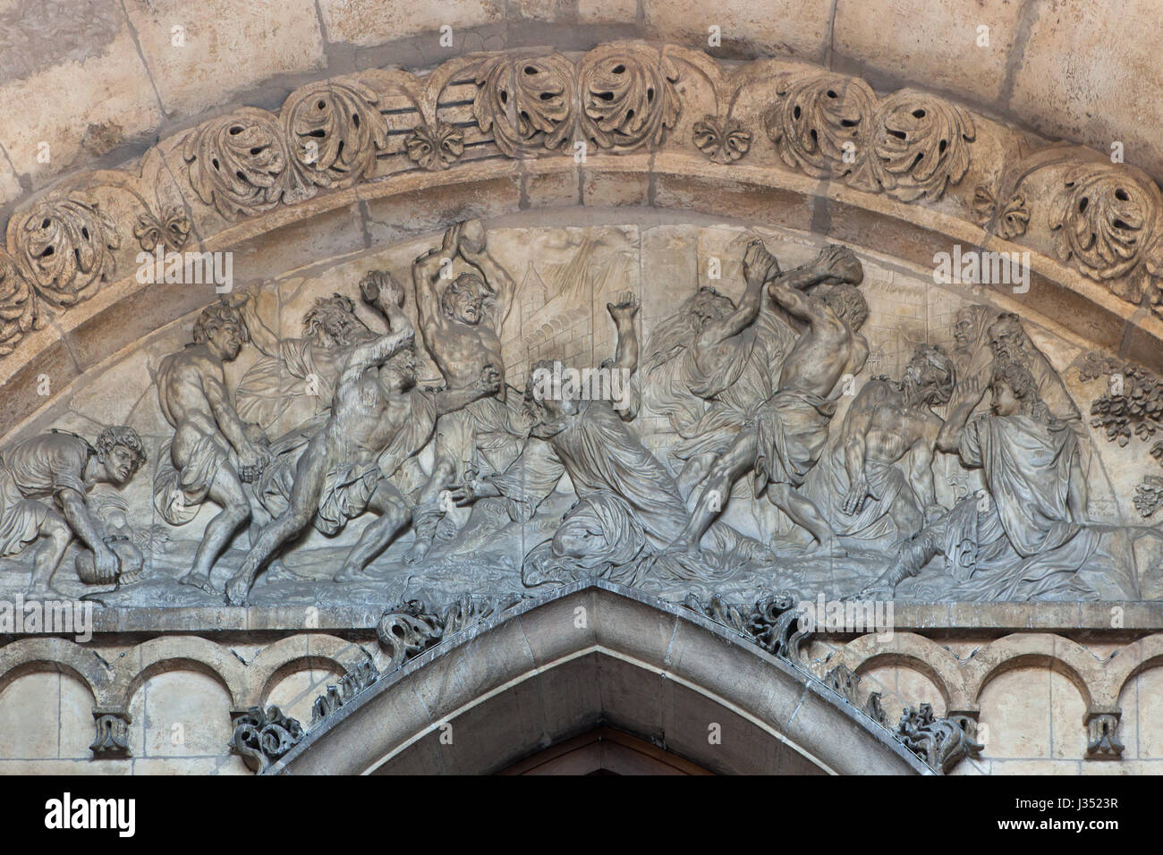 La lapidazione di Santo Stefano (1813) rappresentata nel timpano del portale principale della Cattedrale di Digione (Cathedrale Saint-Benigne de Dijon a Dijon, Borgogna, Francia. Foto Stock