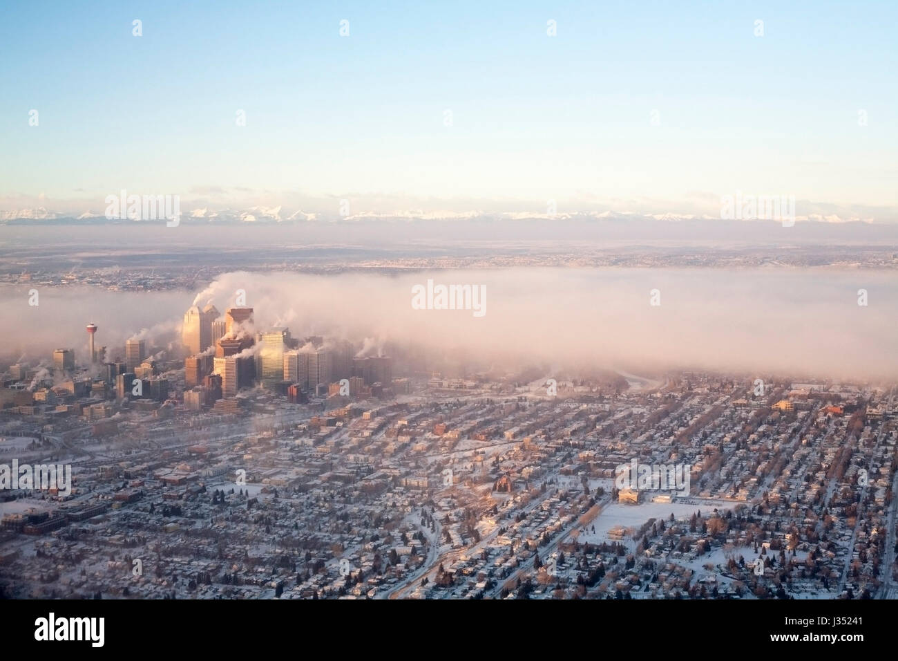 Abbondanza di emissioni dagli edifici del centro e inquinamento atmosferico sulla città di Calgary durante il freddo, vista aerea Foto Stock