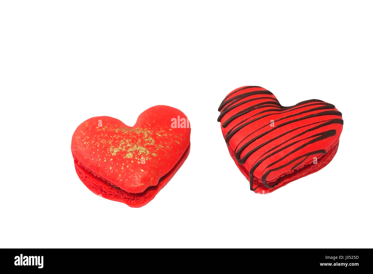 San Valentino macaron a forma di cuore decorati con cioccolato e oro, su sfondo bianco Foto Stock