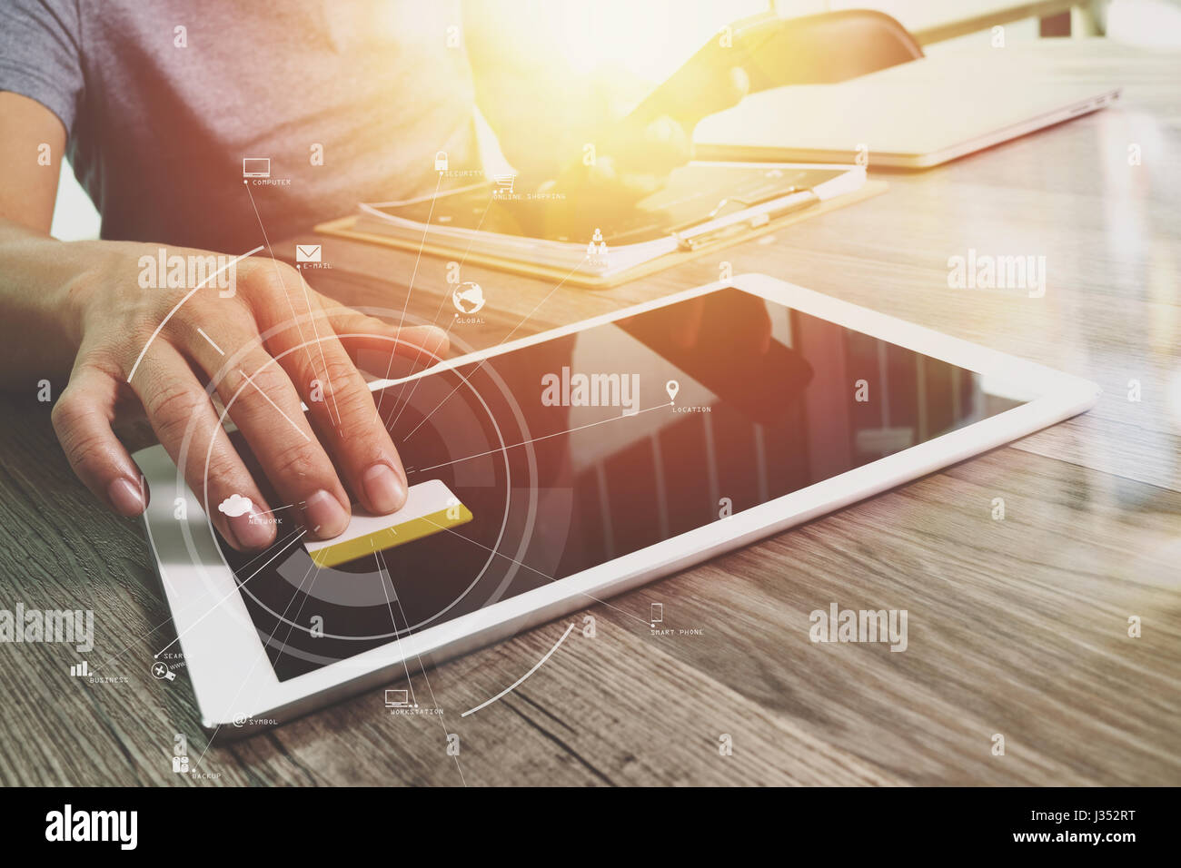 Lavoro creativo con il telefono cellulare e la tavoletta digitale e computer laptop sulla scrivania di legno in un ufficio moderno con virtual diagramma icona Foto Stock