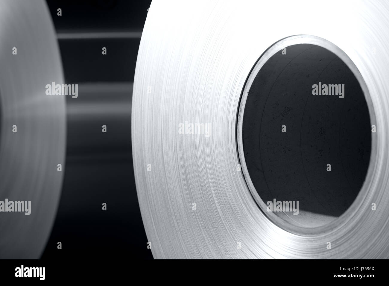 Grandi bobine di alluminio con anima di cartone animato Foto Stock