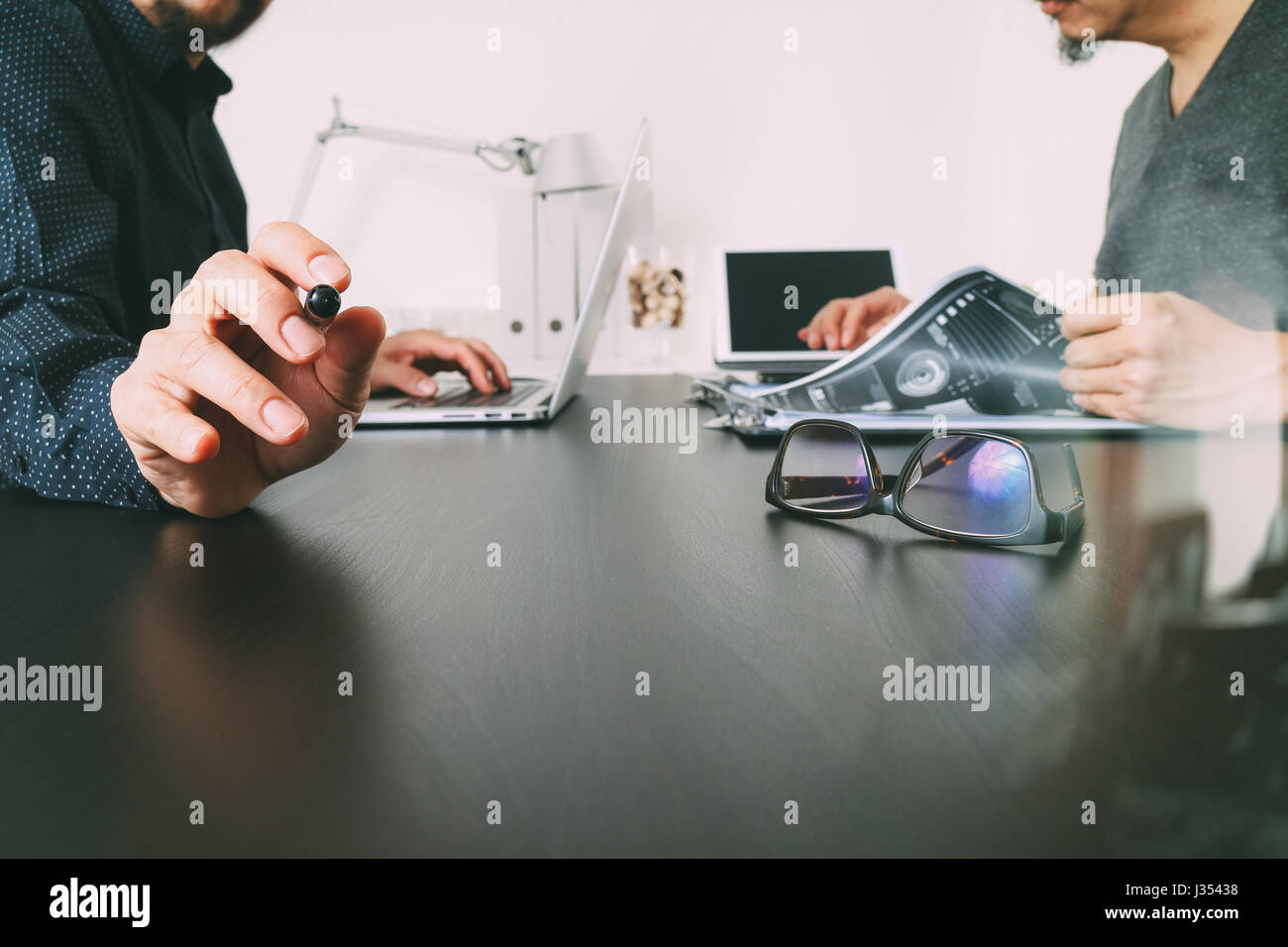 Riunioni di team aziendali.investitore professionale lavorando nuovo avvio progetto e tavoletta digitale docking tastiera e computer laptop con smart phone usin Foto Stock