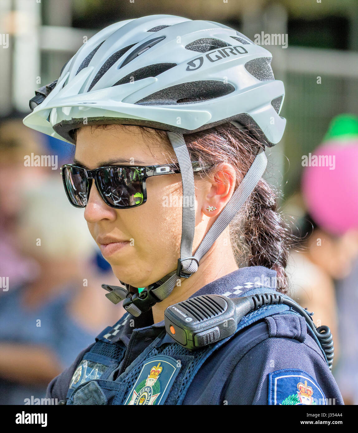 Colpo di Testa della poliziotta in bicicletta patrol, Brisbane, Australia Foto Stock