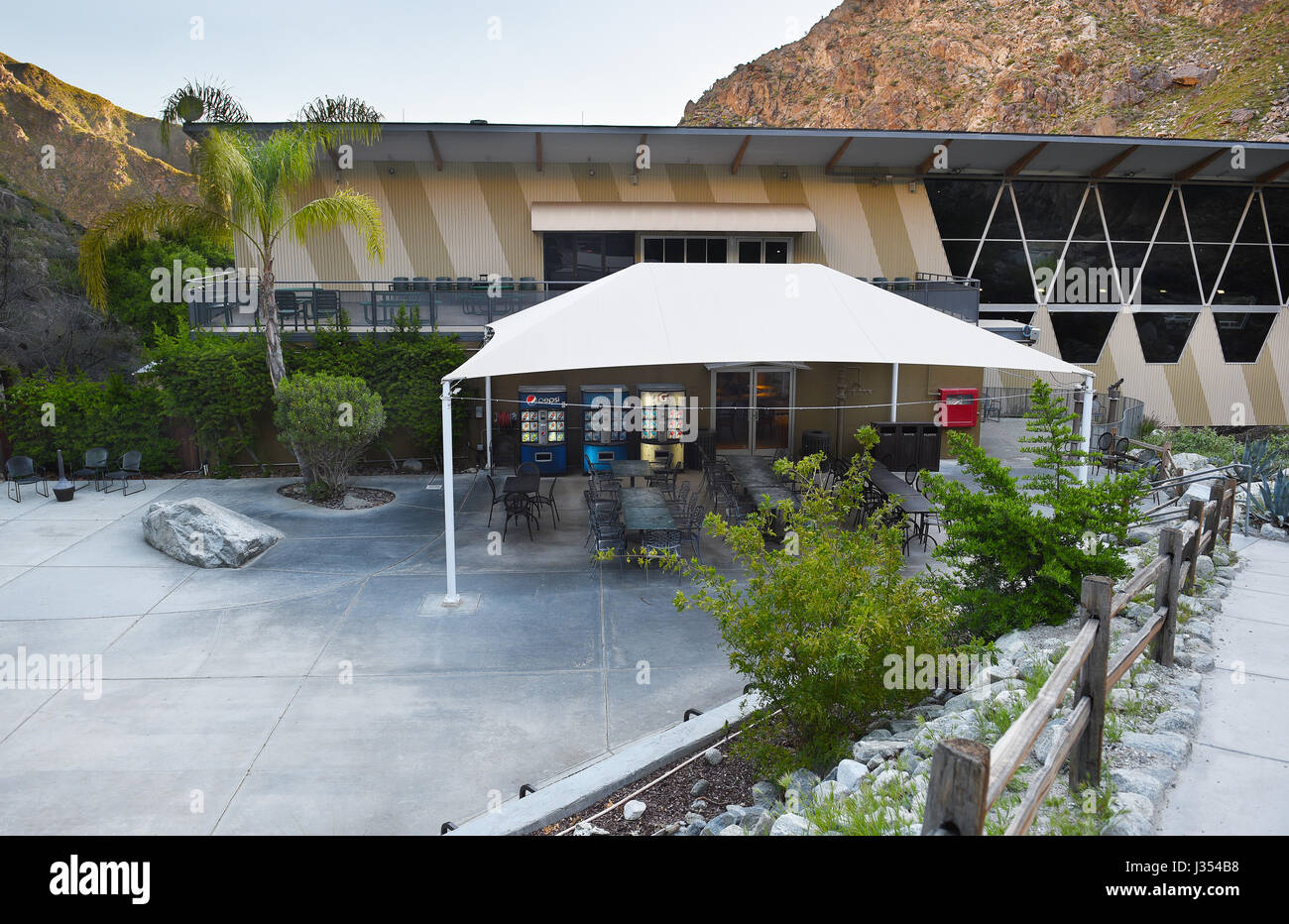 PALM Springs, CA - MARZO 25, 2017: Palm Springs Aerial Tramway stazione a valle. Dal 1963 quasi 18 milioni di persone hanno viaggiato per dieci minuti, 2,5-mi Foto Stock