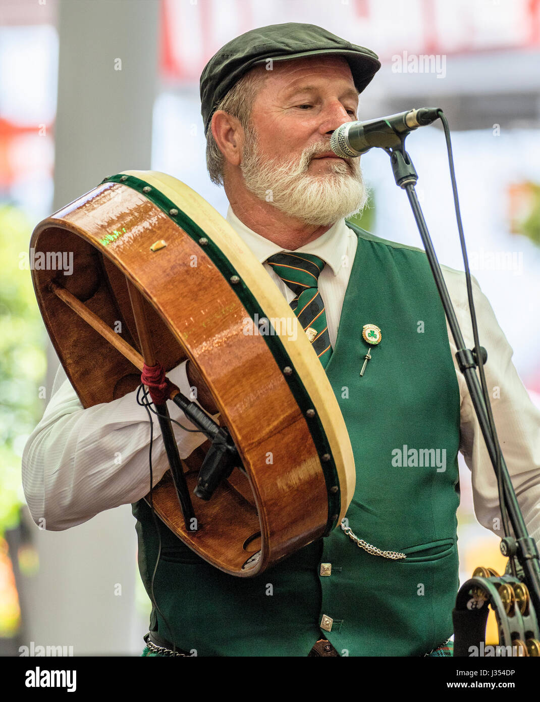 La musica tradizionale irlandese performer, bodhran player presso il giorno di San Patrizio, Brisbane, Australia Foto Stock