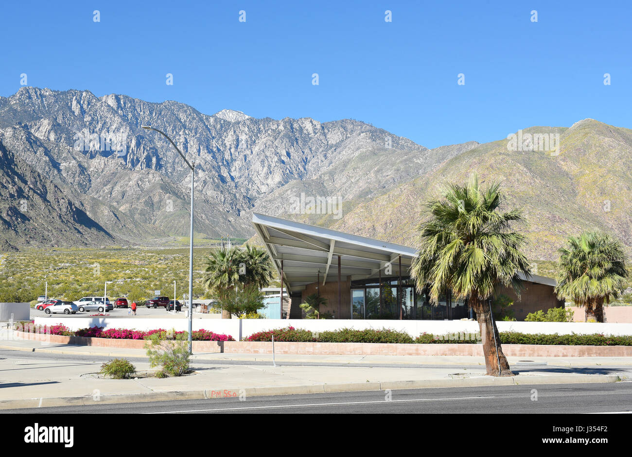 PALM Springs, CA - MARZO 24, 2017: tram Stazione di gas, Palm Springs. La stazione costruita nel 1965 serve ora come Palm Springs Visitor Center. Foto Stock