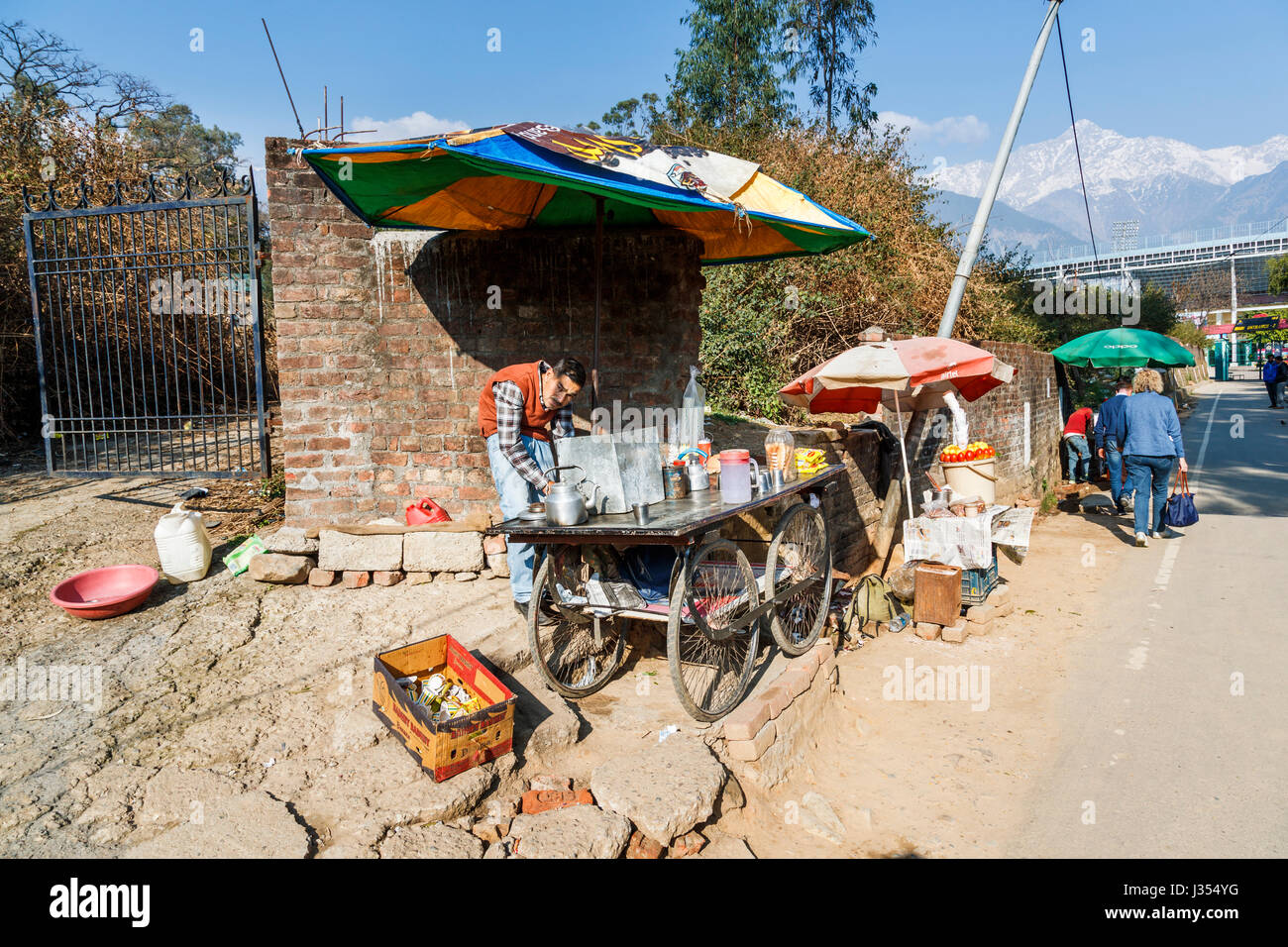Lo stile di vita locale: tipica strada street tea (chai) ruote stallo barrow da Himachal Pradesh Cricket Stadium, Dharamshala, Himachal Pradesh, India Foto Stock