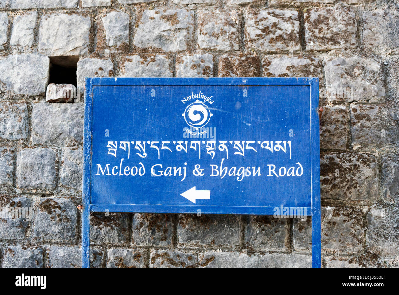 Metallo blu segno a Chonor House Hotel rivolto a McLeod Ganj & Bhagsu Road, McLeodGanj, Dharamshala, Himachal Pradesh, India del nord Foto Stock