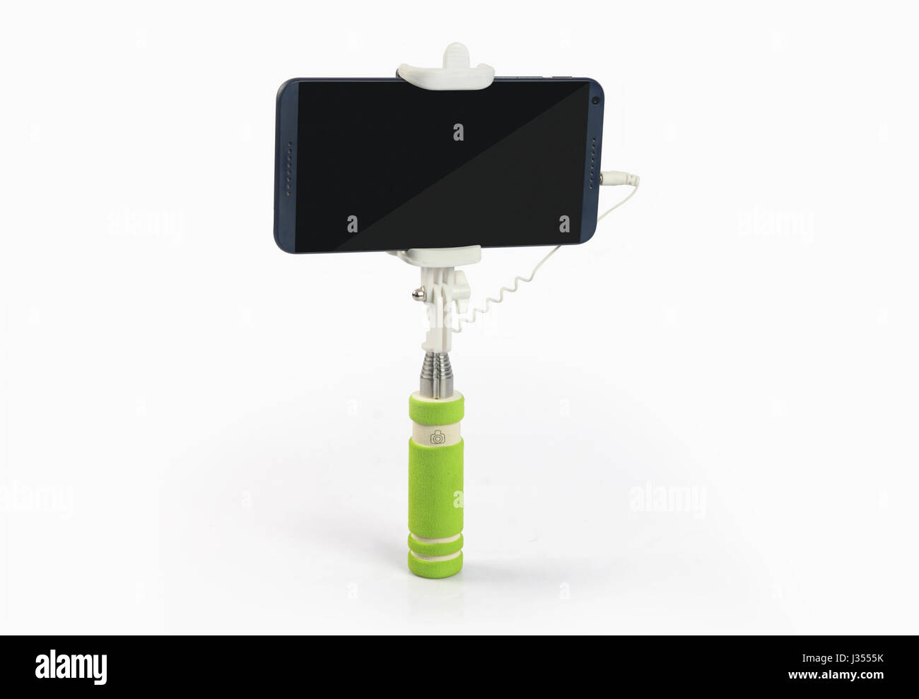 Selfie Stick con telefono cellulare isolato su sfondo bianco Foto Stock