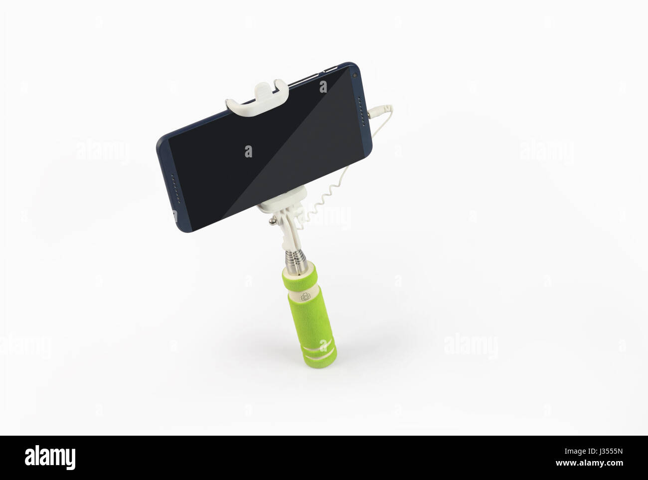 Selfie Stick con telefono cellulare isolato su sfondo bianco Foto Stock