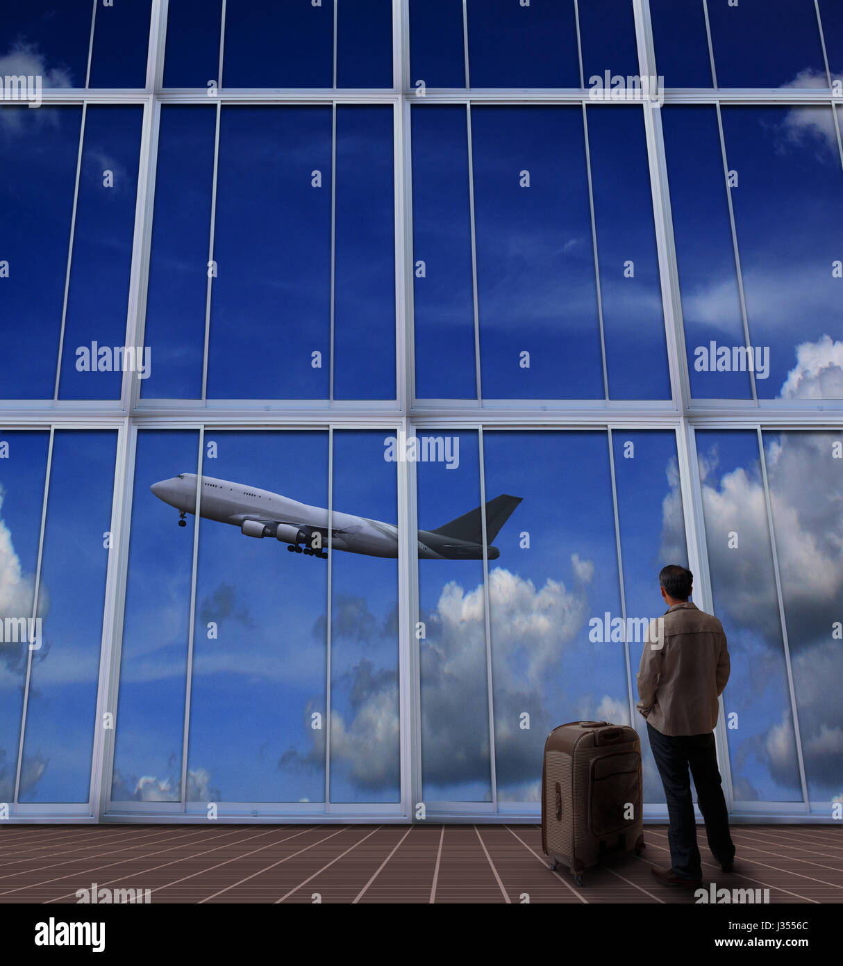Il passeggero in piedi con grande valigia in aeroporto e cercando di aereo decollare da pista Foto Stock
