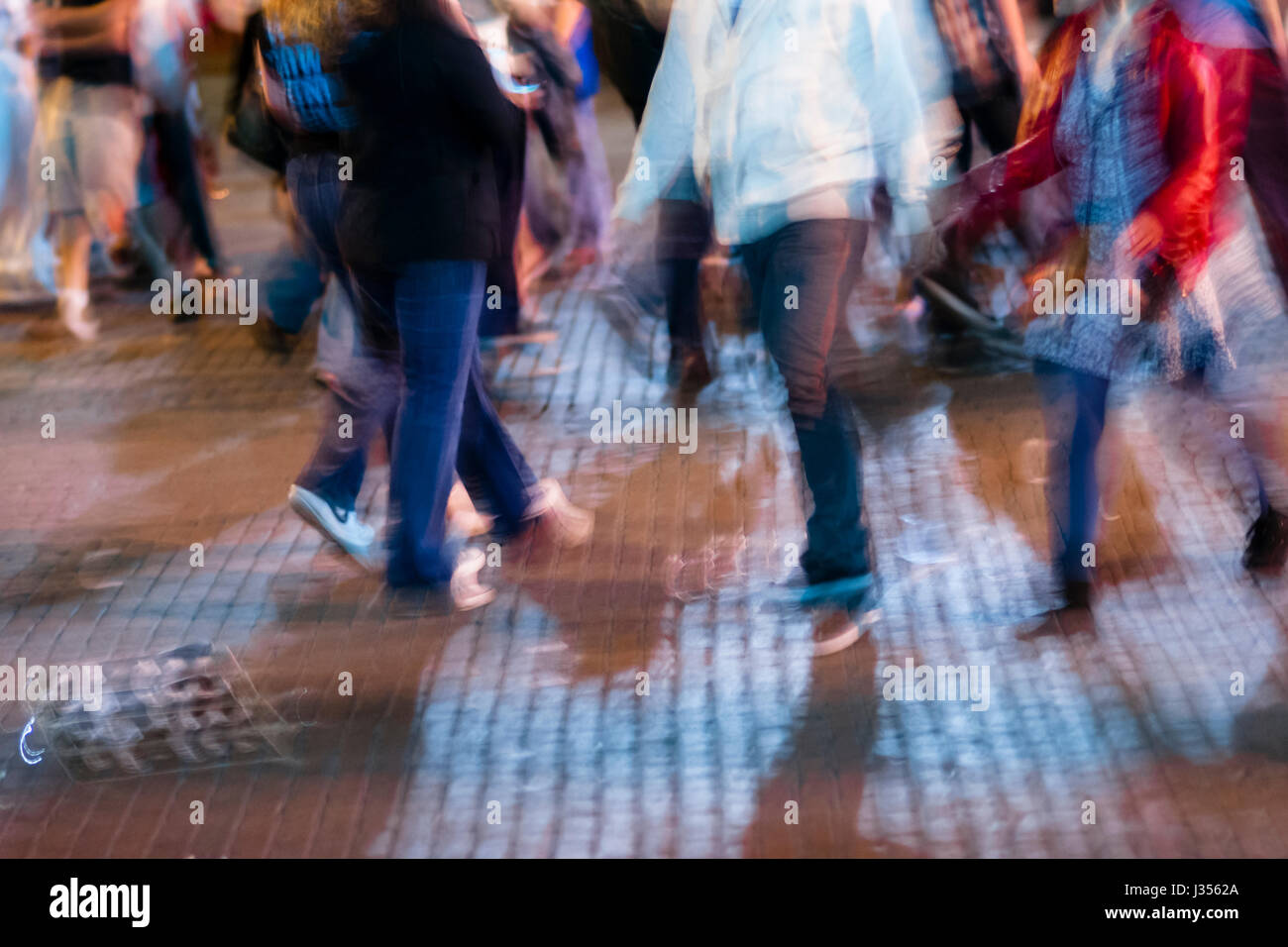 I giovani a piedi durante una street festival di Austin in Texas Foto Stock