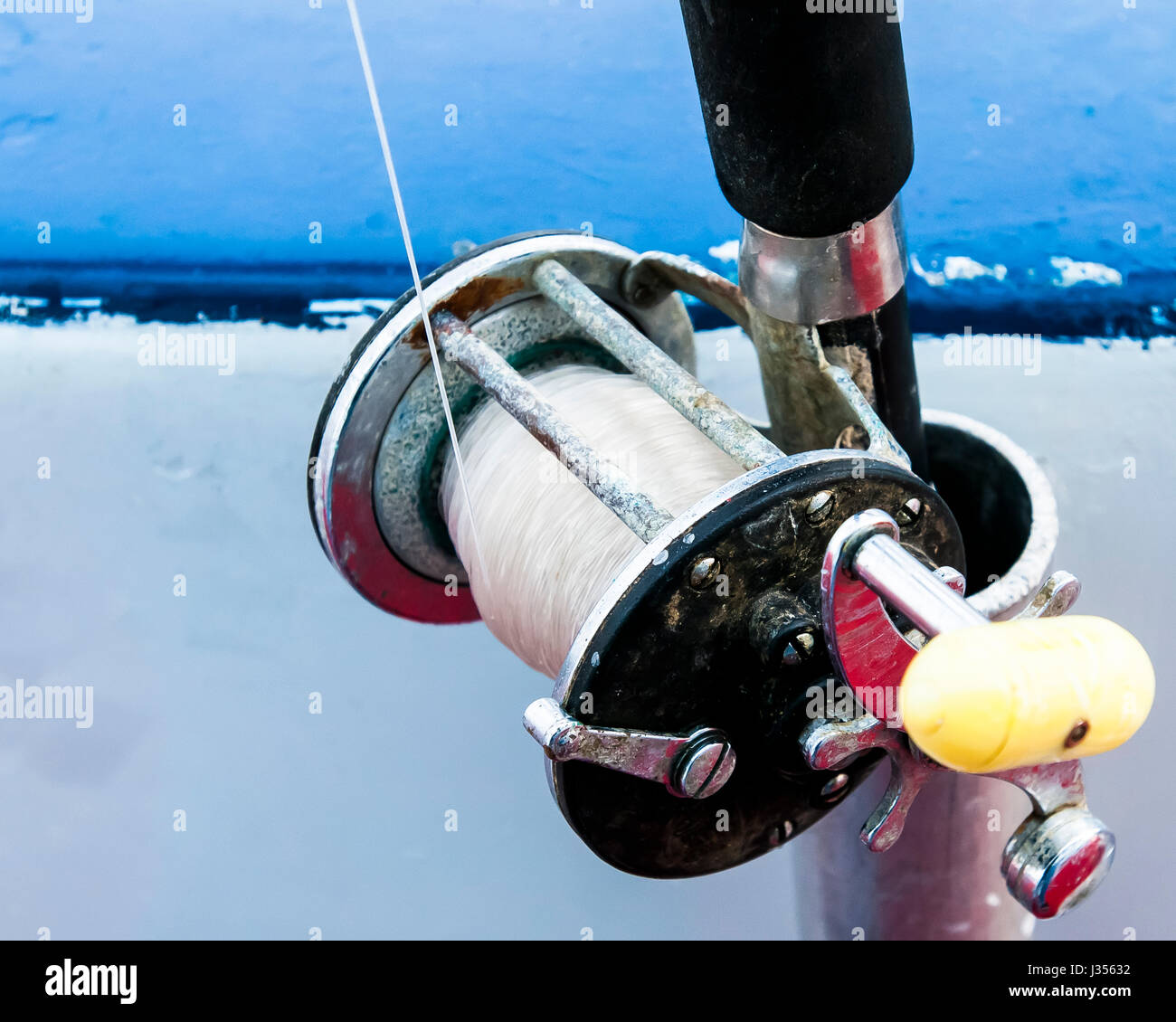 Un mulinello da pesca su una barca per gite a Long Island, New York. Foto Stock