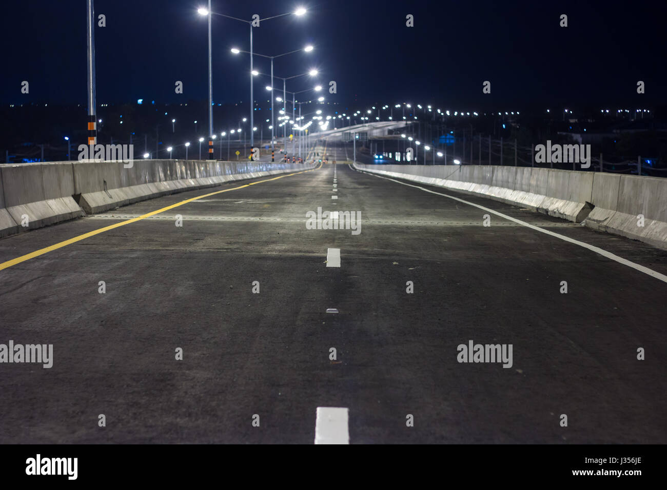 Strade asfaltate e linee di traffico nuovo rinfrescante durante la notte Foto Stock