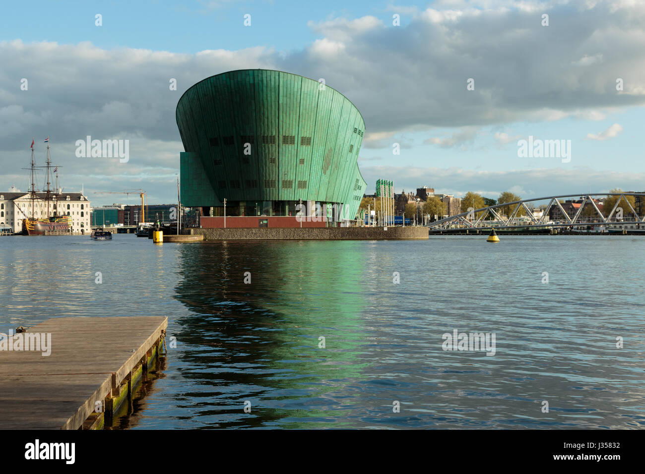 Una fotografia dell'edificio che ospita il NEMO Science Museum nella città di Amsterdam, Paesi Bassi. Questo gigante green building, progettato per assomigliare ad un Foto Stock