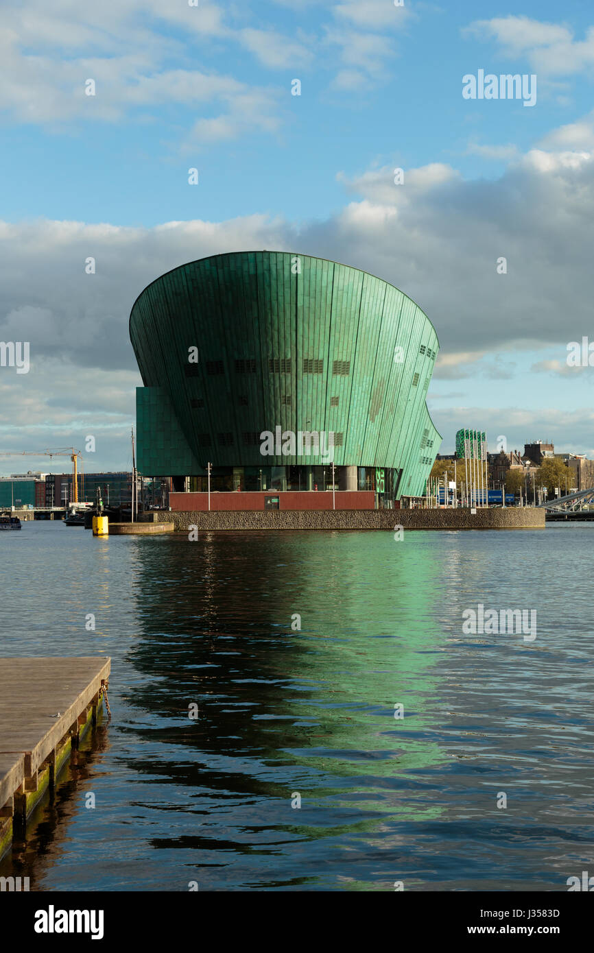 Una fotografia dell'edificio che ospita il NEMO Science Museum nella città di Amsterdam, Paesi Bassi. Questo gigante green building, progettato per assomigliare ad un Foto Stock