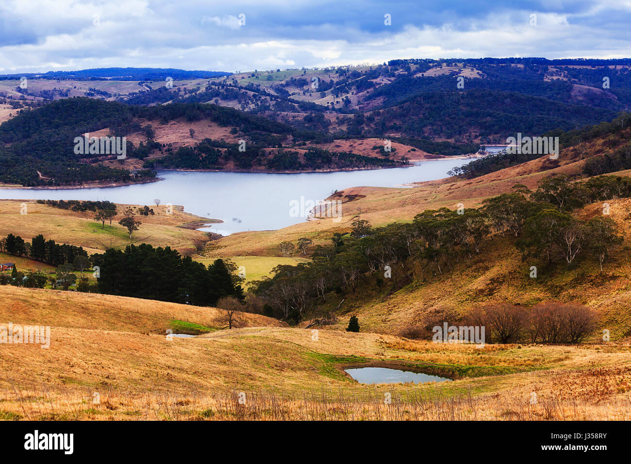 Il pascolo paese agricolo agriturismo intorno al lago di Lyell sul fiume di Coxs nelle Blue Mountains. Bovini paddock con acqua box durante la stagione invernale in vista di la Foto Stock