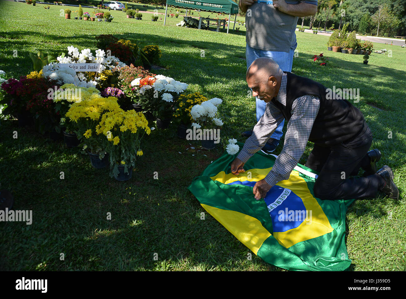 I fan di visitare la tomba del pilota Ayrton Senna al . Oggi compie 23
