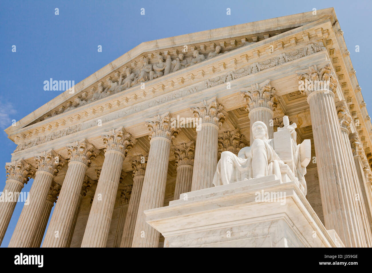 Le autorità della legge statua davanti alla Corte suprema degli Stati Uniti edificio - Washington DC, Stati Uniti d'America Foto Stock