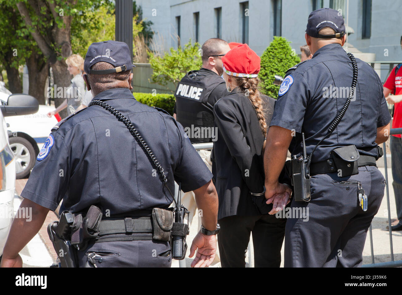 Donna ammanettato e arrestato da noi Capitol polizia - Washington DC, Stati Uniti d'America Foto Stock